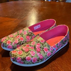 Floral Toms shoes. Size 10. Worn twice.
